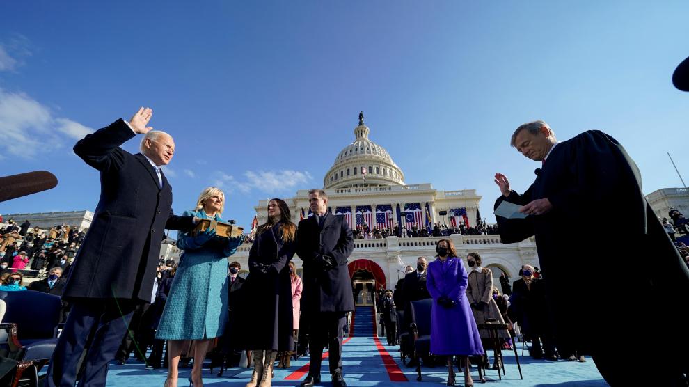 Momento del juramento de Biden ante su mujer y sus hijos
