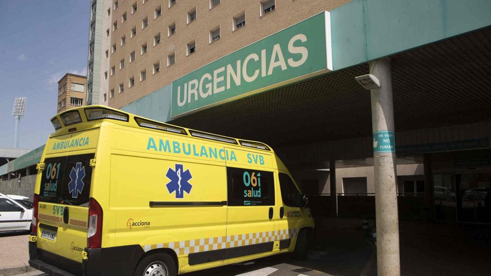 Ambulancia entrando en Urgencias del Hospital Miguel Servet de Zaragoza