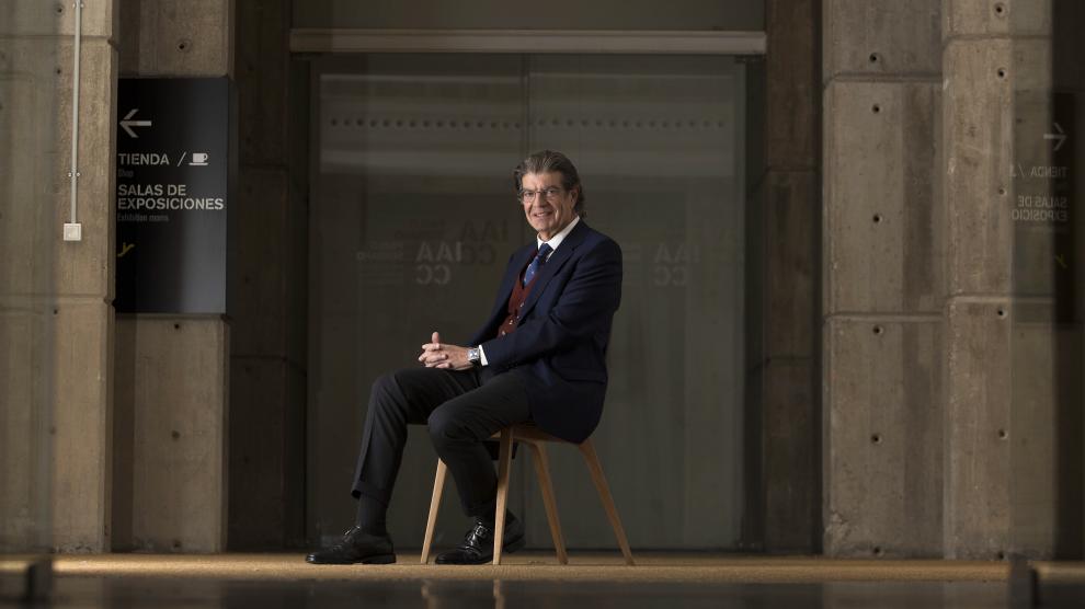 Juan Bolea publica 'La noche azul'.