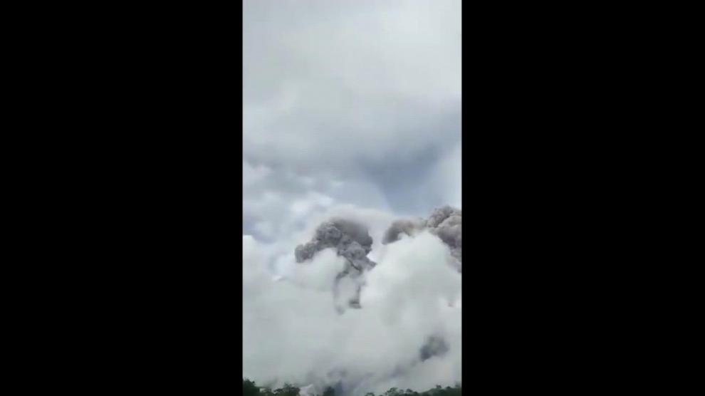 El volcán Merapi escupe un río de lava incandescente en Indonesia