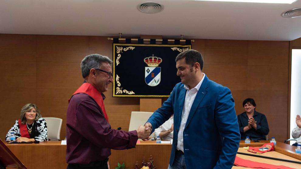 El apretón de manos entre el alcalde de IU, Tomás Díaz, y el concejal de Ciudadanos, Javier Zárate, en el pleno de investidura del Ayuntamiento, el pasado 15 de junio de 2019, está muy alejado de las desavenencias entre ambos que año y medio después han dinamitado el cuatripartito.