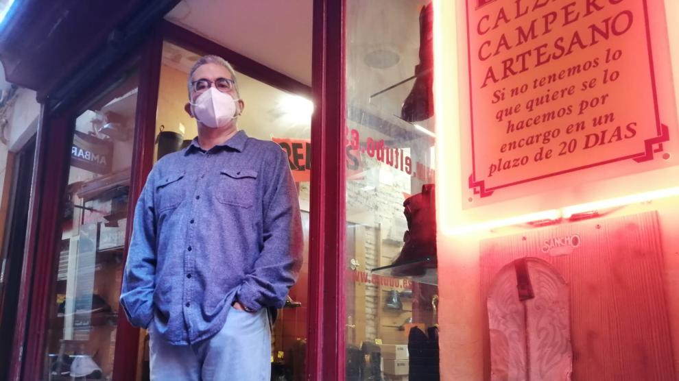 Julián Franco, en la puerta de la tienda de botas camperas 'El Tubo', en la calle de Cinegio.