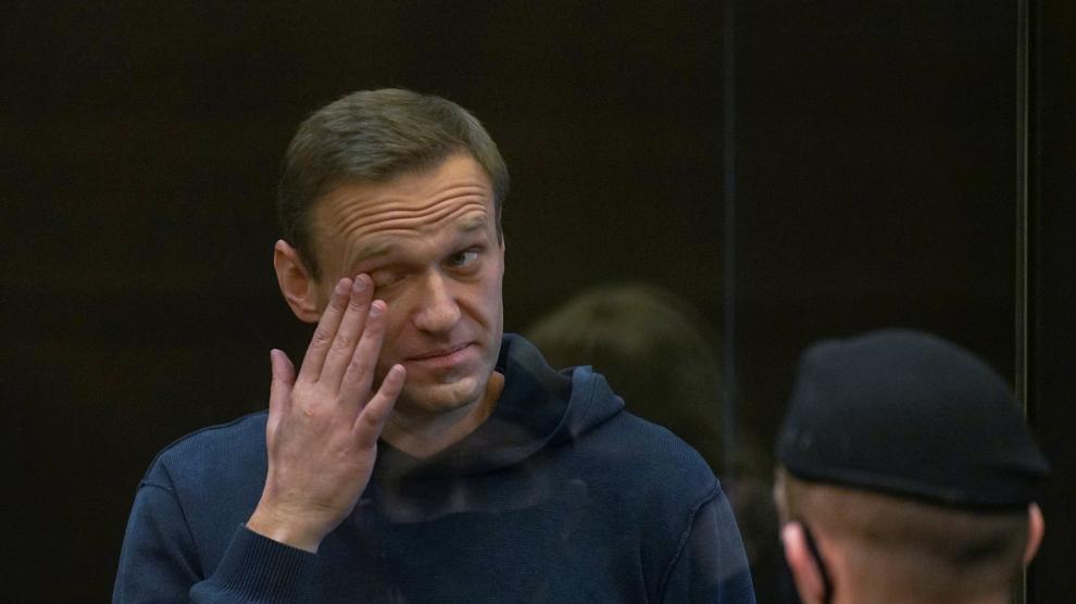 Alexei Navalni antes de entrar al juicio
