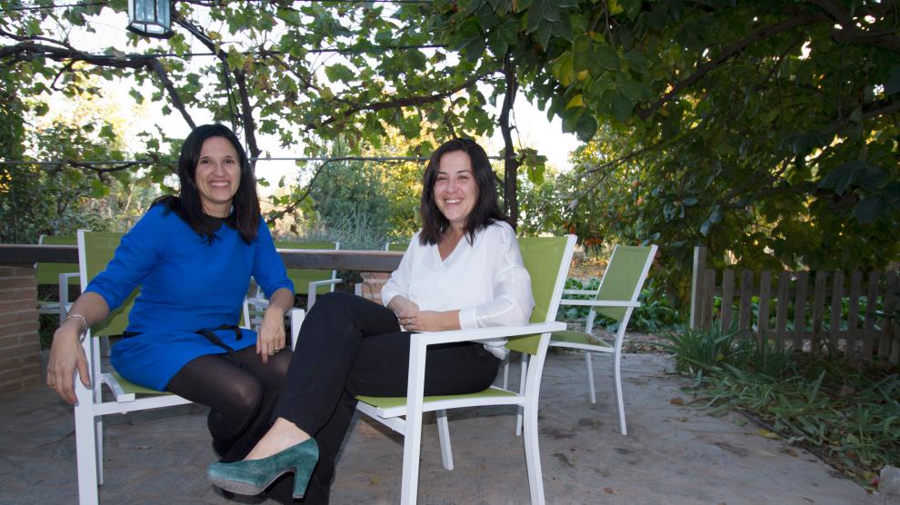 Eva (a la izquierda) y Marta Aínsa son las hermanas que han heredado el negocio familiar de casas rurales en Codo.
