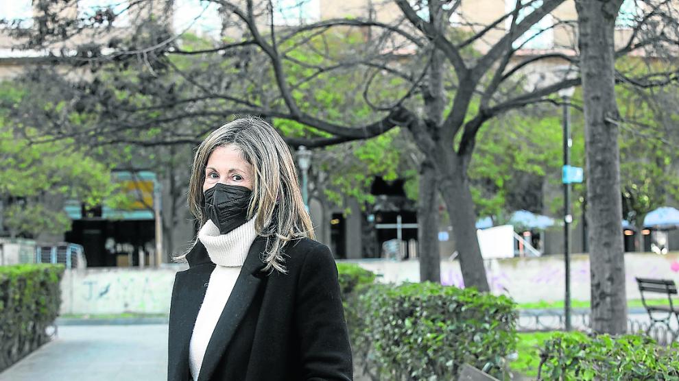Ana González, junto a la sede de la asociación contra el cáncer en Zaragoza.