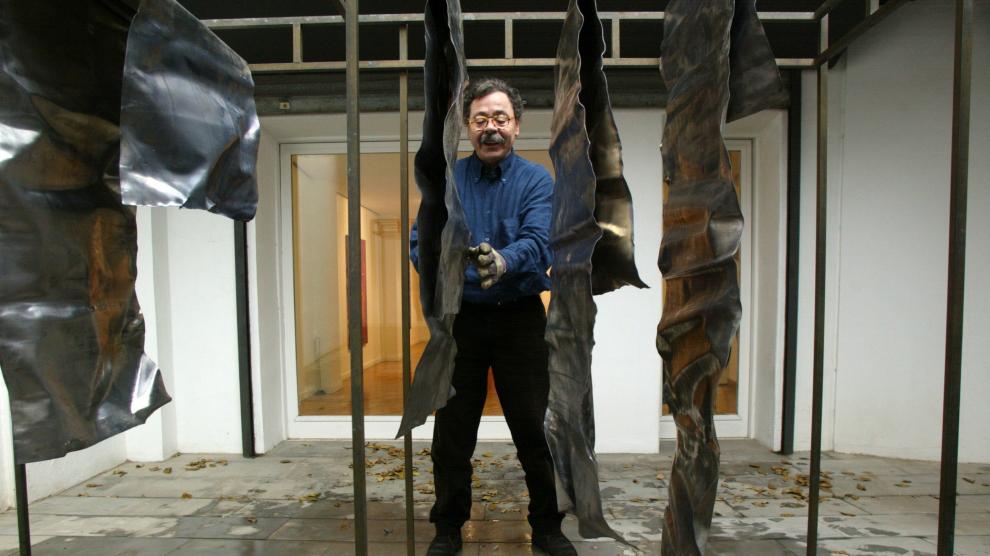 El artista Alberto Corazón, en una exposición en Zaragoza en 2002