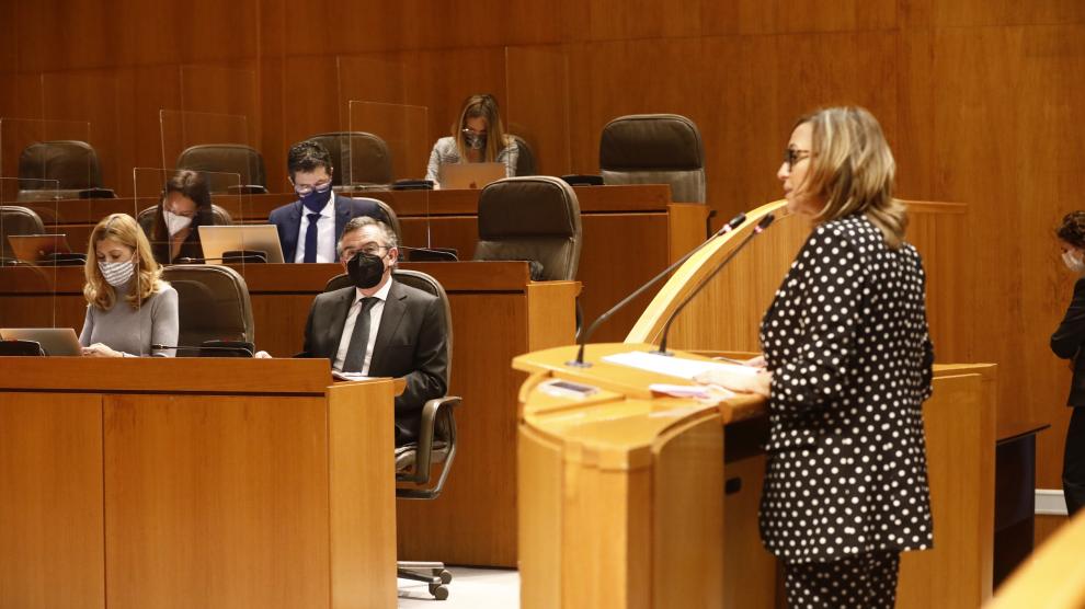 La consejera de Presidencia, Mayte Pérez, en su intervención en defensa de la ley de simplificación, este jueves, en el pleno de las Cortes de Aragón.