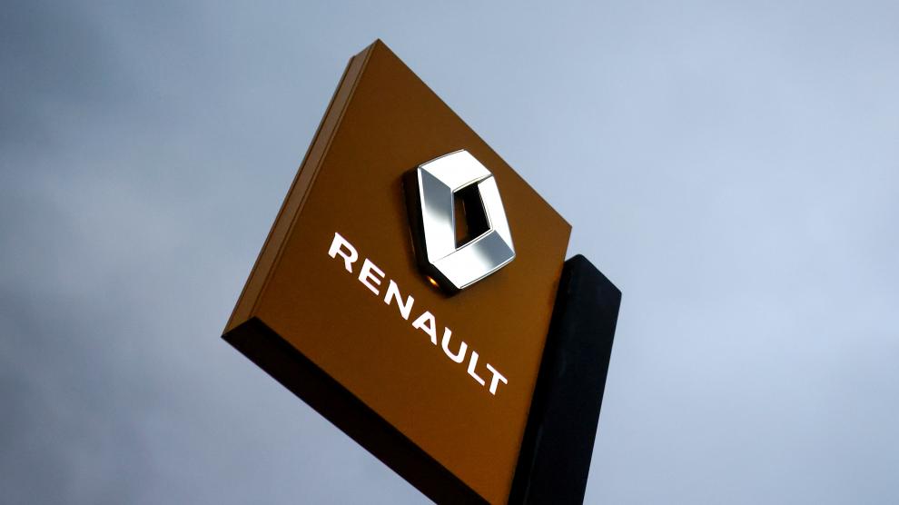 Logo de Renault en una planta de la compañía.