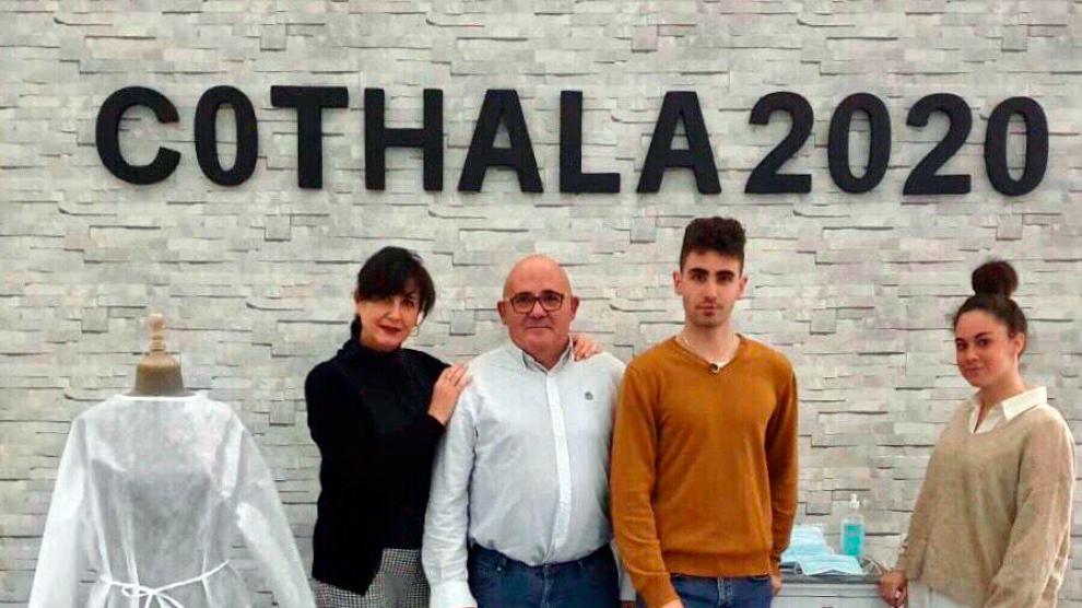 La familia de José Luis, segundo por la izquierda, al completo trabaja en el negocio.