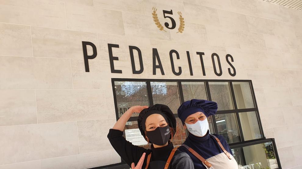María Reyes y Lucía Ramírez, al frente de la panadería y cafetería '5 Pedacitos'