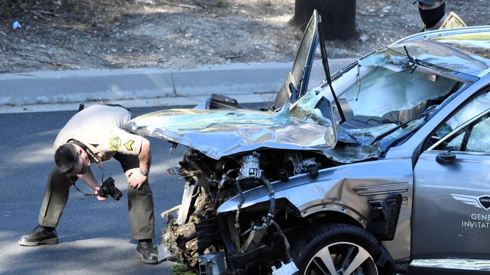 Los Angeles County Sheriff's Deputies inspect the vehicle of golfer Tiger Woods, who was rushed to hospital after suffering multiple injuries, after it was involved in a single-vehicle accident in Los Angeles, California, U.S. February 23, 2021.  REUTERS/Gene Blevins[[[REUTERS VOCENTO]]] PEOPLE-WOODS/ACCIDENT