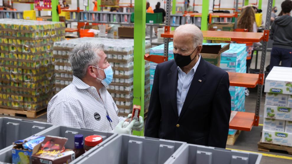 Joe Biden visita el Banco de Alimentos de Houston, en Texas.