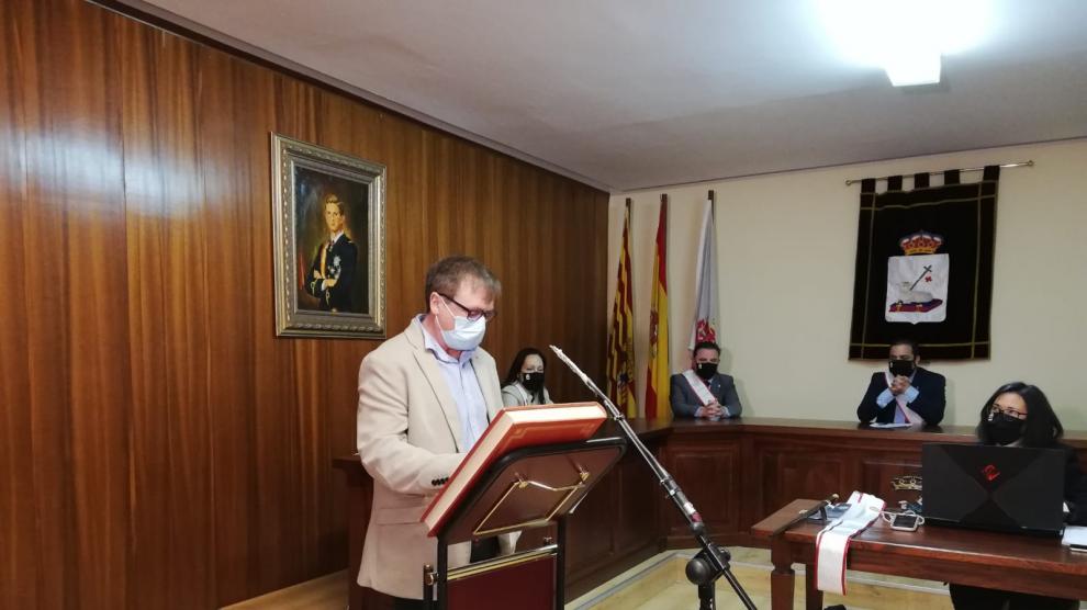 Alejo Galve, secretario general de UGT en la provincia de Teruel, durante su toma de posesión como concejal de Andorra.