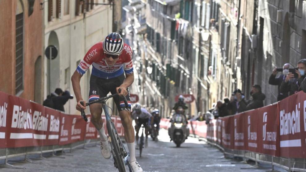 Ataque final de Van der Poel en las calles de Siena.