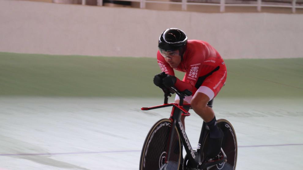 El ciclista paralímpico aragonés Eduardo Santas, en acción en el Campeonato de España adaptado en pista de Galapagar