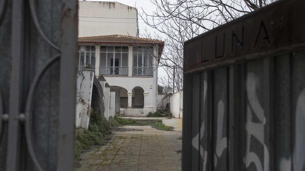 Villa Luna -antiguamente Villa Luisa-, una casa de 1926 del entorno del parque de Pignatelli.