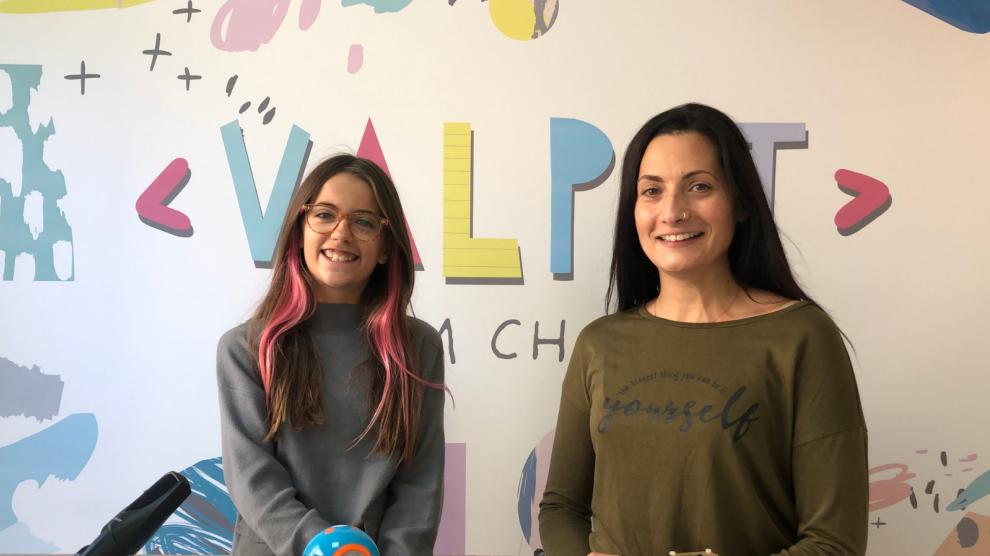 Valeria Corrales y su profesora de robótica, Patricia Heredia, ante la cámara en su canal de YouTube ValPat.