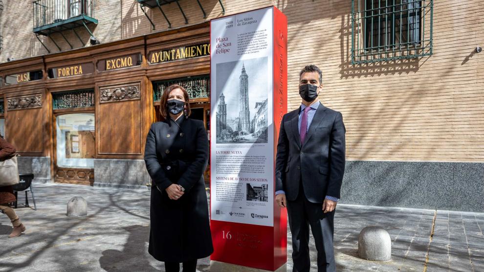 Ayuntamiento y Caja Rural de Aragón renuevan los hitos de Los Sitios instalados en varios puntos de la ciudad