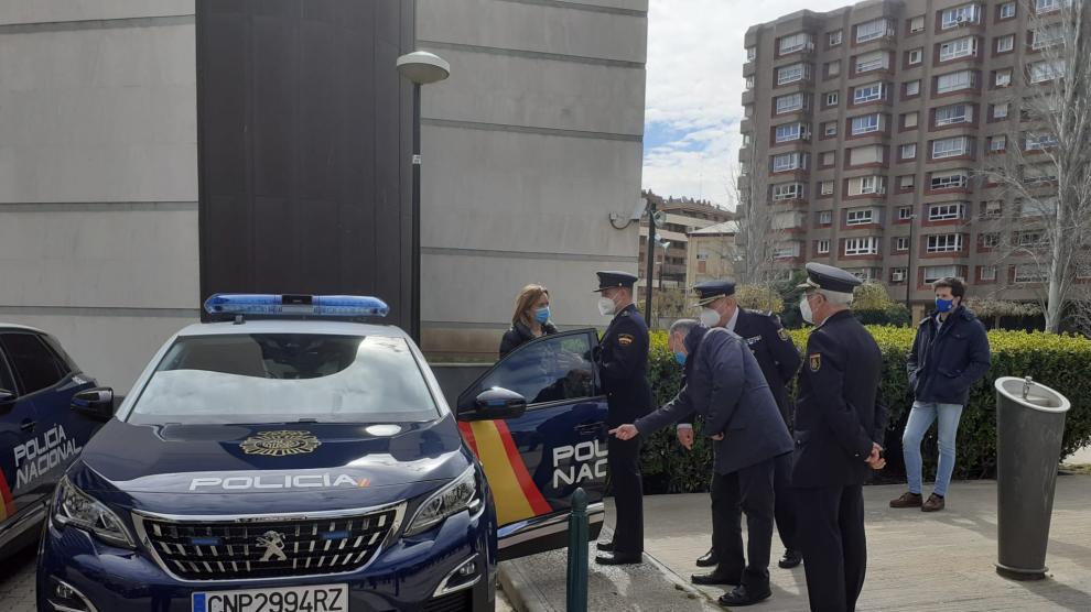 La Policía Nacional ha presentado ante la delegada del Gobierno en Aragón, Pilar Alegría, su nueva flota de vehículos híbridos enchufables