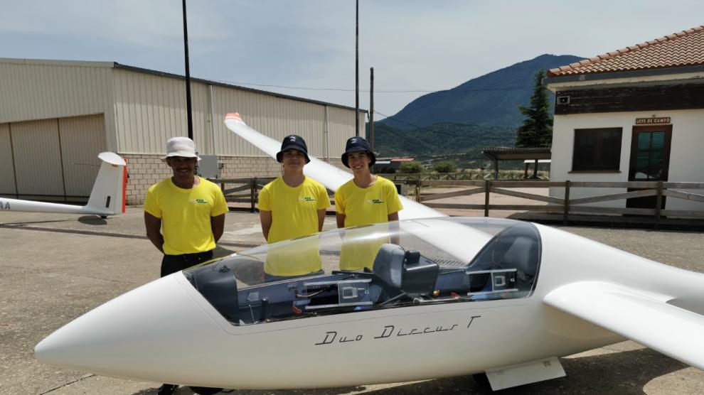 Tres de los jóvenes que realizaron el campamento el pasado verano en el aeródromo de Santa Cilia.