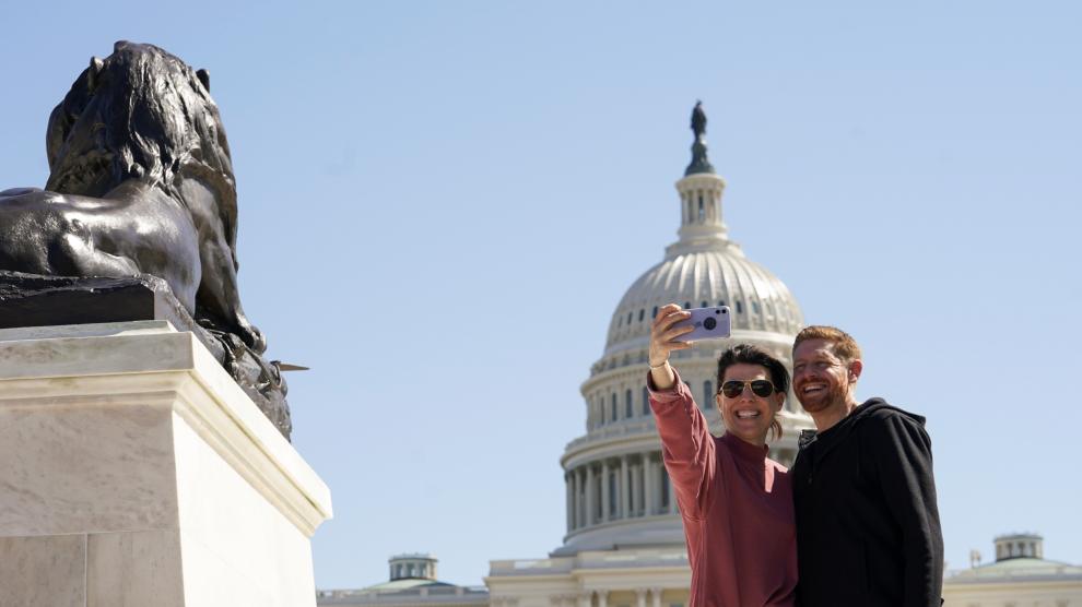 Heather Kane y Jesse Beldon, de Rhode Island, se hacen un selfi frente a un Capitolio sin vallas.