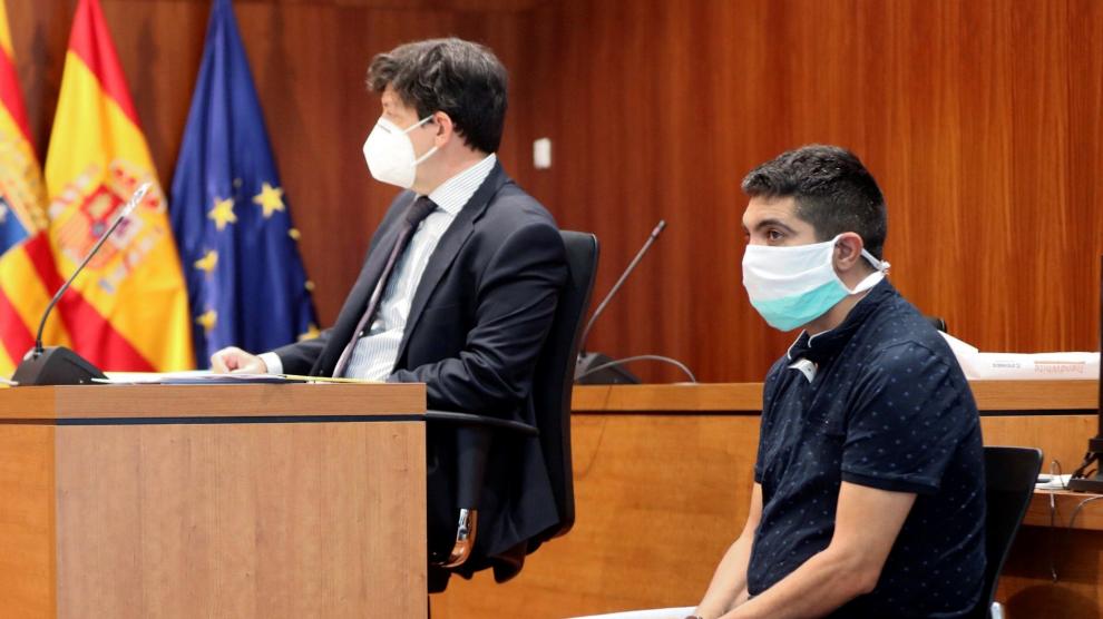 El acusado Julio Javier Pérez Lapeña, junto a su abogado Carlos Giménez, en la foto de archivo del juicio por Jurado celebrado en septiembre de 2020. Hoy se ha celebrado la vista del recurso ante el TSJA, ala que no ha acudido el condenado.