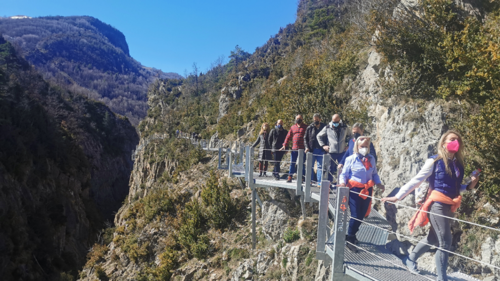 Panticosa abre al público sus nuevas pasarelas sobre el río Caldarés