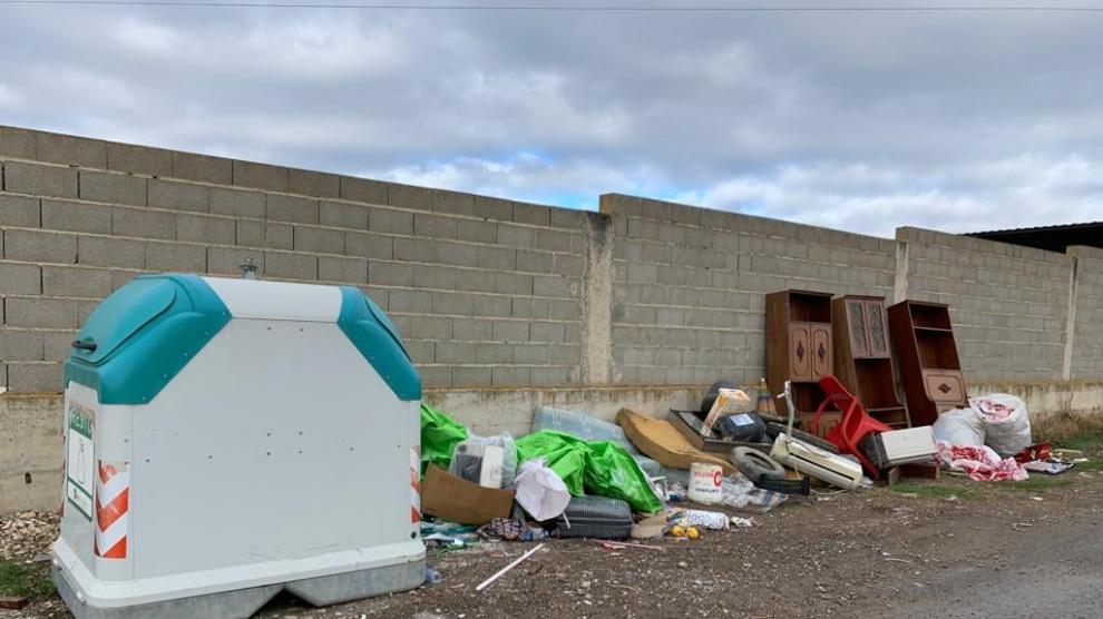 Basuras y escombros depositados fuera de los contenedores de Almudévar.