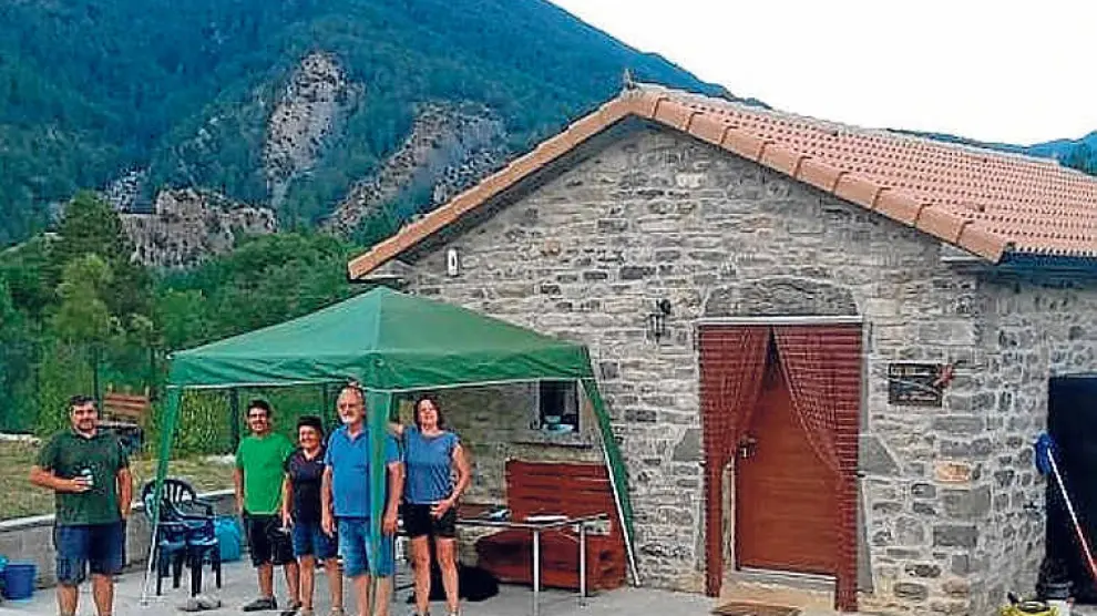 Casa Frechín es la primera acabada en Jánovas y vivirán allí.