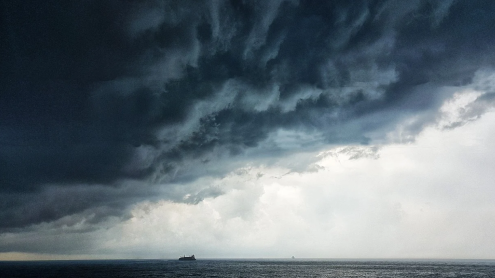 Foto de archivo de una tormenta sobre el oceano