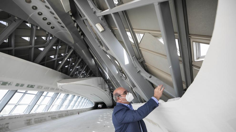 Supervisión detallada. El director técnico de Expo Empresarial, Alfonso Pérez, muestra los tornillos de la perfilería de los vidrios ahora instalados, en cuya elección llegó a intervenir el despacho de Zaha Hadid.