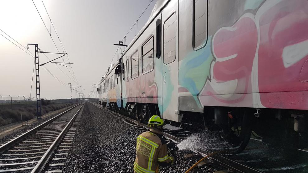 Los bomberos de la DPH han sofocado el incendio en uno de los automotores del Canfranero.