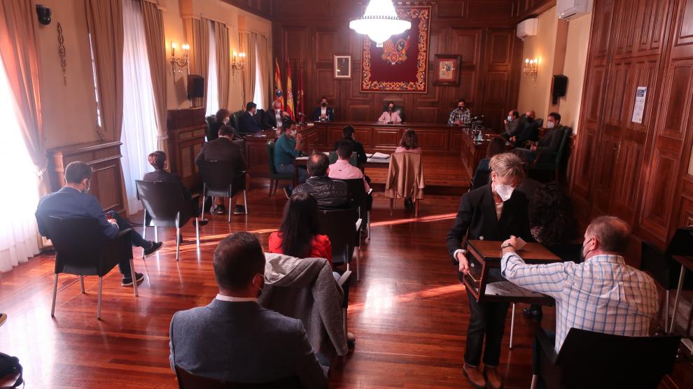 El pleno del Ayuntamiento de Teruel se ha celebrado con todas las cautelas anticovid.