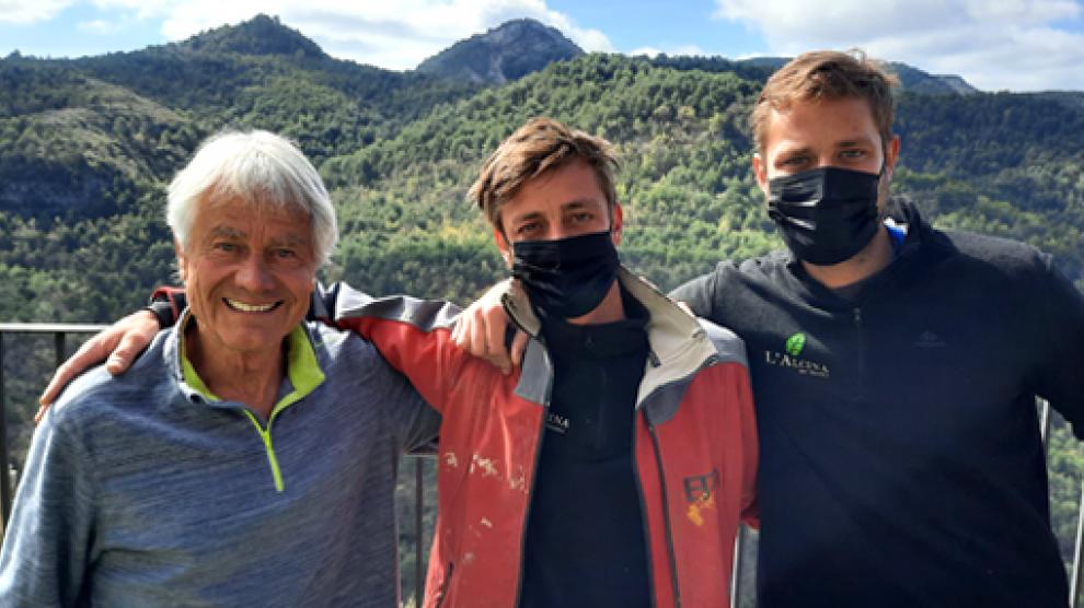 Kurt Fridez (izquierda) con Simón y David Fridez, dos de sus cuatro hijos. Todos nacieron en Pano y, después de estudiar, han regresado y trabajan en la rehabilitación del pueblo en paralelo a su desarrollo turístico.