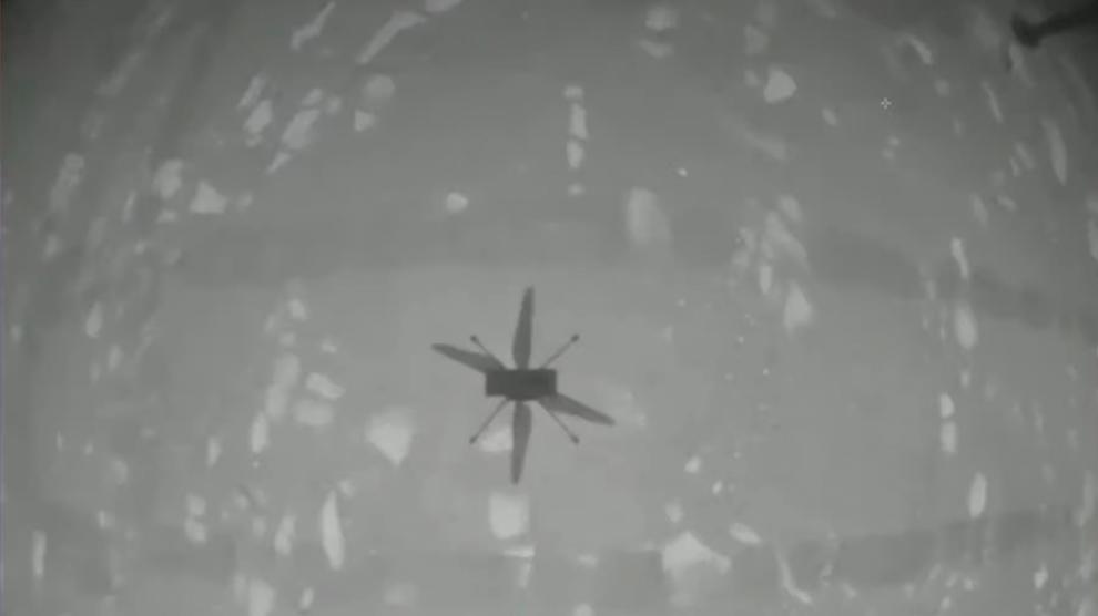 Imagen en blanco y negro tomada por el helicóptero de su propia sombra
