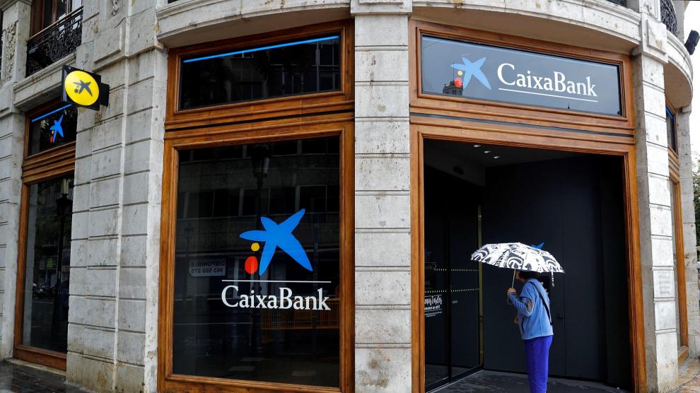 CaixaBank recortará 8.291 empleos y cerrará el 27 % de sus oficinas en España