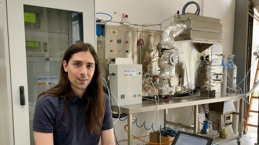 El físico e investigador de la Universidad de Zaragoza Manuel Bailera, en el laboratorio de su grupo de investigación Energía y CO2