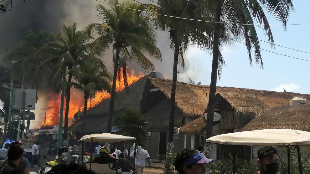 Vista del incendio de varios restaurantes hoy en el balneario de Isla Mujeres
