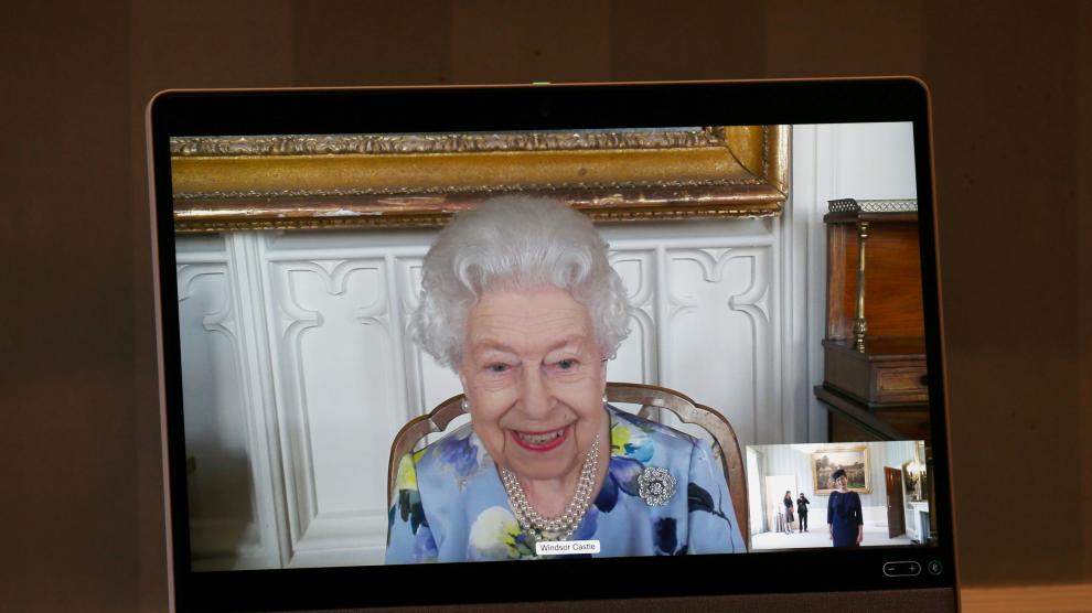 Isabel II, en una audiencia virtual desde Windsor con la embajadora de Letonia, Ivita Burmistre.