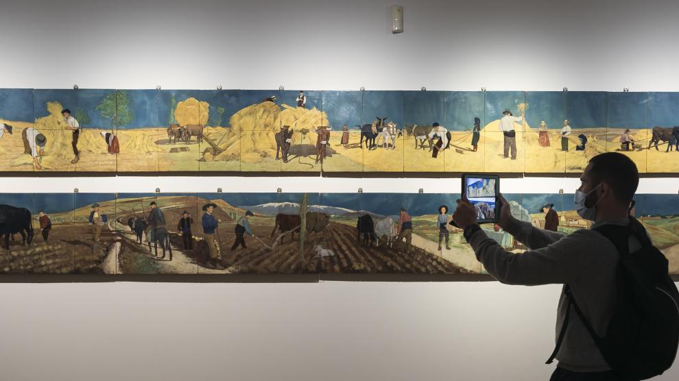 Dos de los murales cerámicos que se presentan en la exposición, 'Faenas de trilla' y 'Faenas de labranza'
