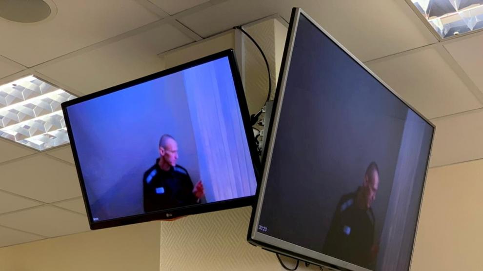 Navalni, en dos monitores de televisión durante su nueva vista judicial.