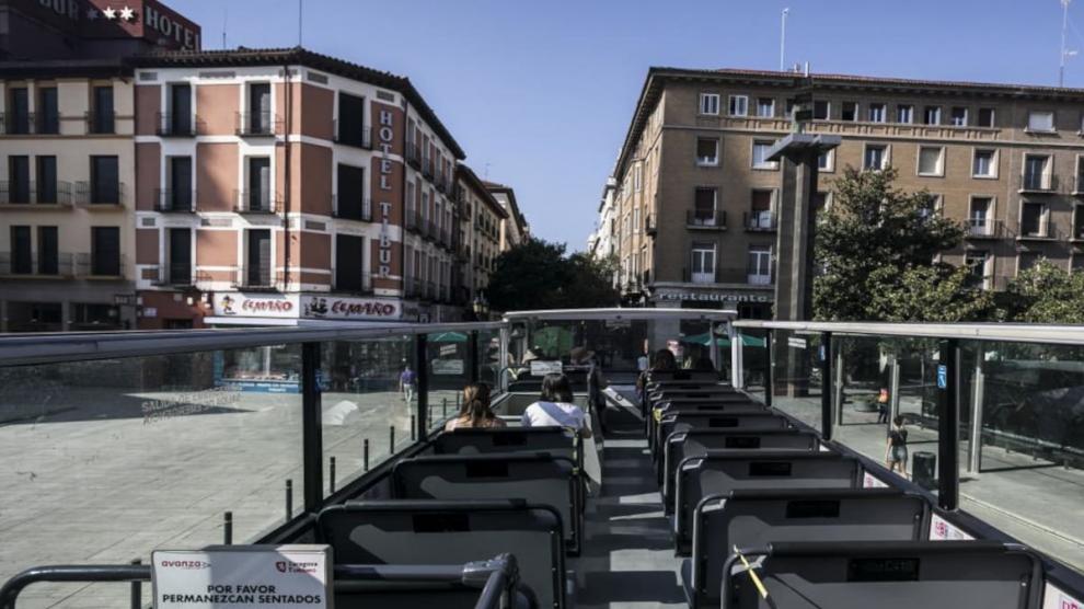 Un autobús de Zaragoza Turismo en la parada de la plaza del Pilar.