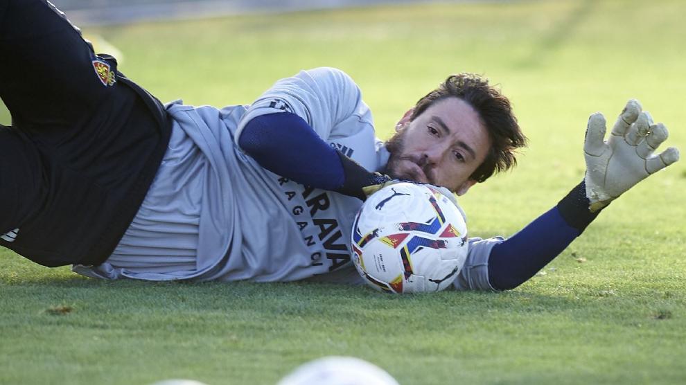 Cristian Álvarez detiene un balón en el suelo durante un ejercicio de entrenamiento.