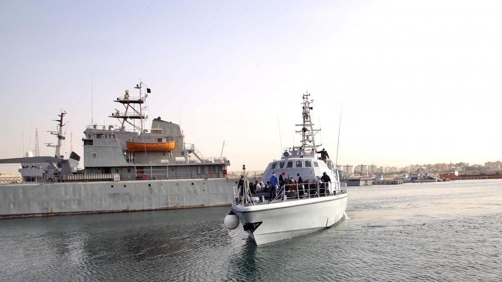 Foto de archivo de migrantes rescatados por la Guardia Costera libia que llegan al puerto de Trípoli