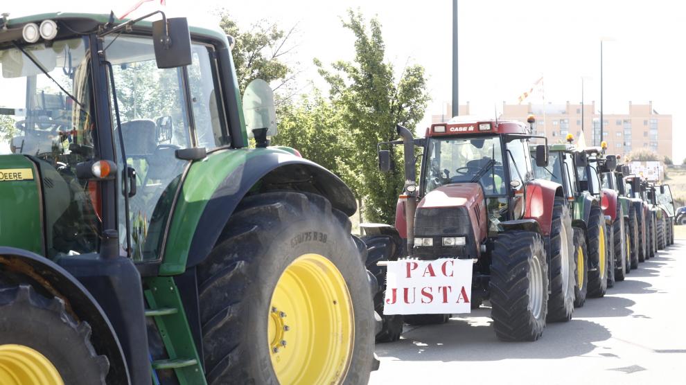 Tractorada convocada por UAGA en defensa de la PAC por las calles de Zaragoza, este jueves, 6 de mayo.