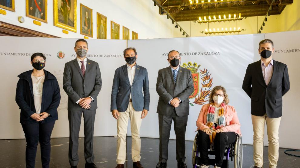El concejal de Acción Social, Ángel Lorén, con representantes de las entidades de personas con discapacidad