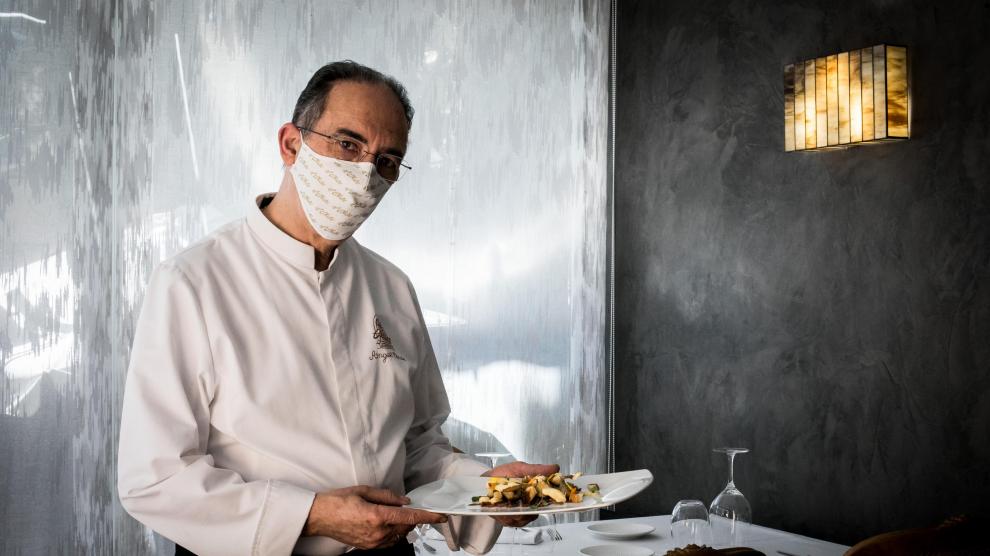 Ángel Conde, chef del restaurante El Chalet, de Zaragoza, con un plato elaborado con pato.