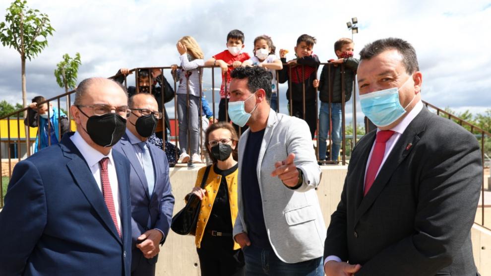 El Presidente de Aragón, Javier Lambán, visita el colegio de Odón de Buen en Zuera, que ha estrenado este curso un nuevo edificio de Primaria, acompañado por el consejero de Educación, Felipe Faci