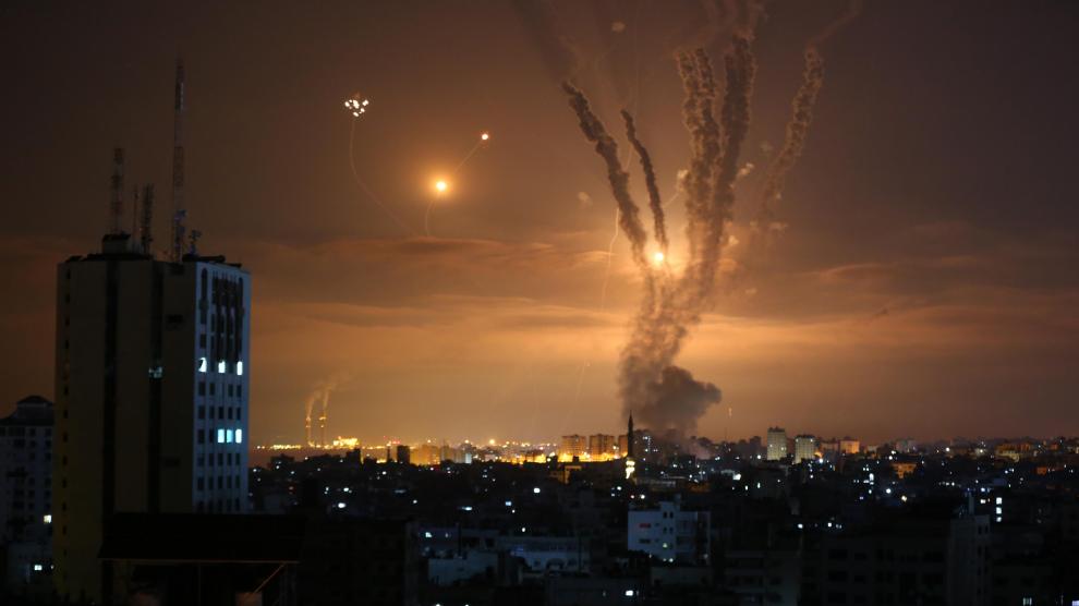 Smoke and flame rise as hostilities between Israel and Hamas escalate, in Gaza May 13, 2021. REUTERS/Ibraheem Abu Mustafa[[[REUTERS VOCENTO]]] ISRAEL-PALESTINIANS/