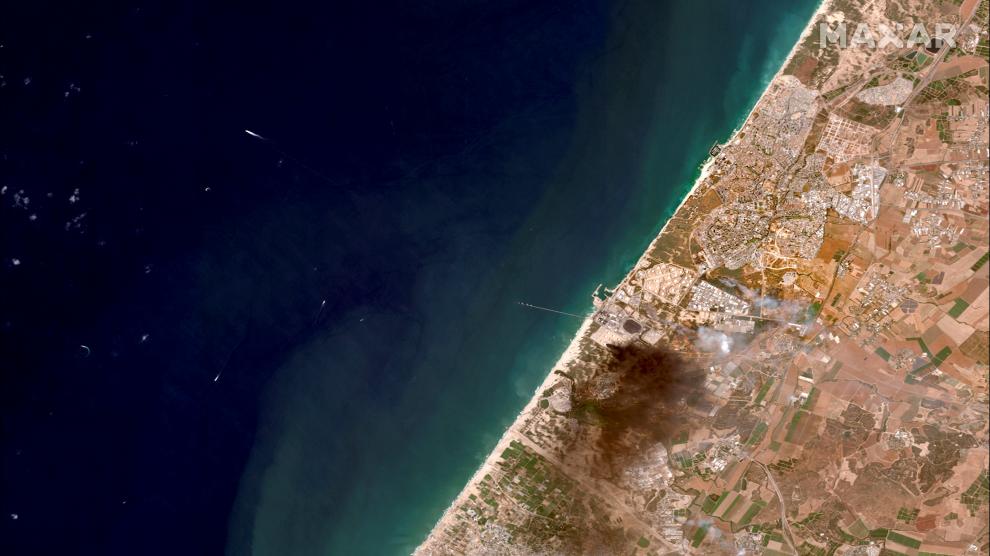 Smoke and flame rise during Israeli air strikes, amid a flare-up of Israeli-Palestinian violence, in Gaza City May 14, 2021. REUTERS/Ibraheem Abu Mustafa[[[REUTERS VOCENTO]]] ISRAEL-PALESTINIANS/